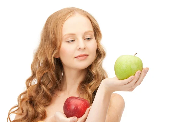 녹색과 빨간색 사과와 아름 다운 젊은 여자 — 스톡 사진