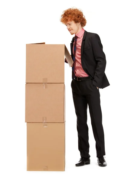 Atractivo hombre de negocios con grandes cajas — Foto de Stock