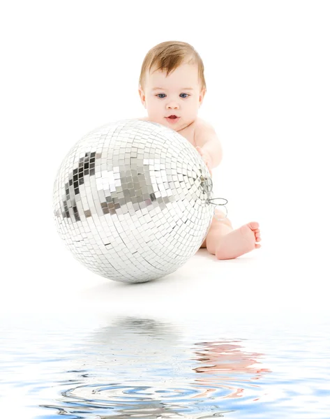 Adorabile bambino ragazzo con grande disco palla — Foto Stock