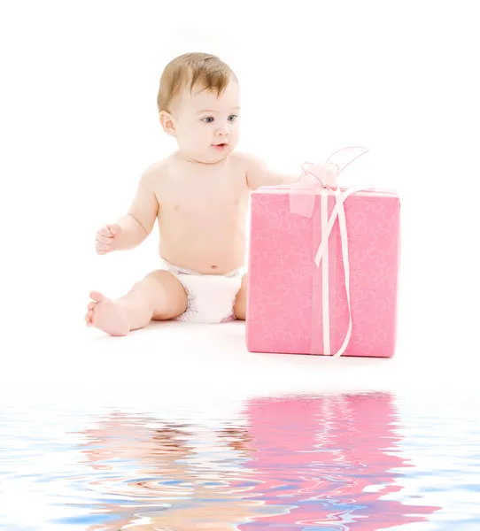 아기 기저귀 큰 선물 상자에 — 스톡 사진