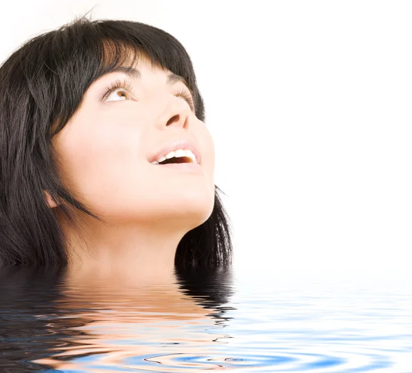 Glückliche Frau, die im Wasser aufblickt — Stockfoto