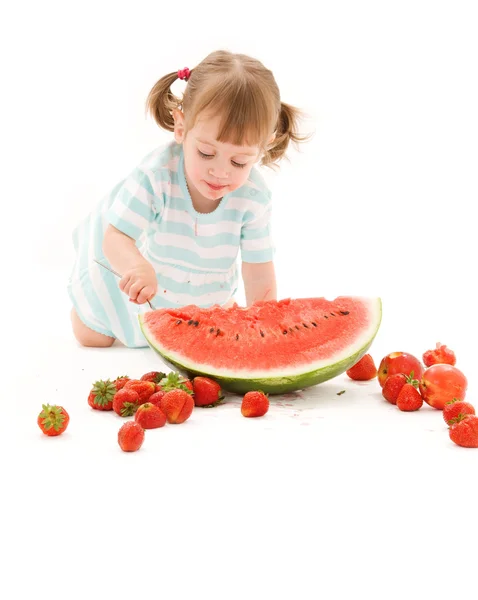Petite fille à la fraise et pastèque — Photo