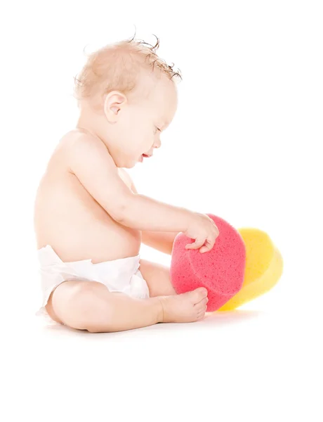 Niño con esponjas — Foto de Stock