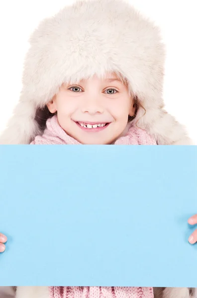 Chica en sombrero de invierno con tablero en blanco — Foto de Stock