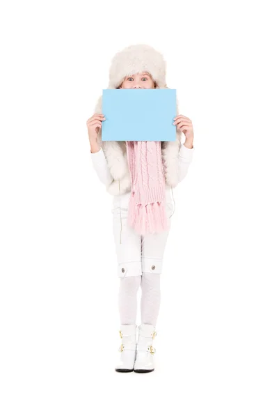 Menina no chapéu de inverno com placa em branco — Fotografia de Stock