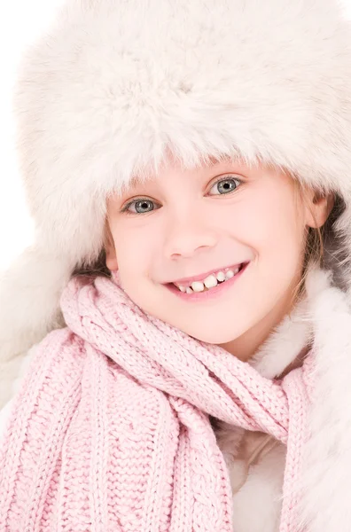 Mutlu kız kış şapka — Stok fotoğraf