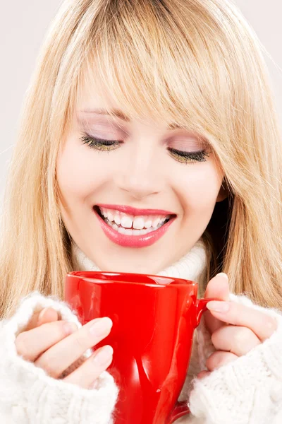 Glad tonårig flicka med röd mugg — Stockfoto