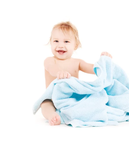 Bebê com toalha azul — Fotografia de Stock