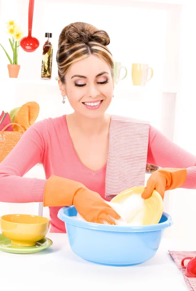 Домохозяйка мыть посуду — стоковое фото