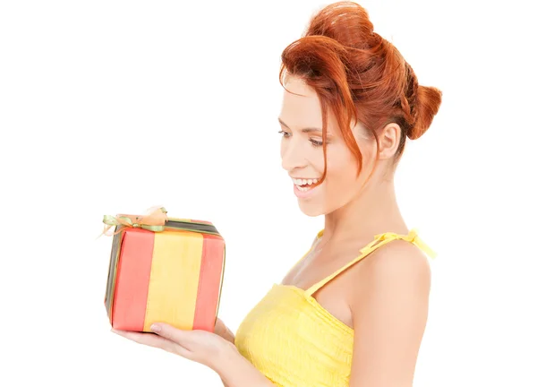 Gelukkig meisje met doos van de gift — Stockfoto