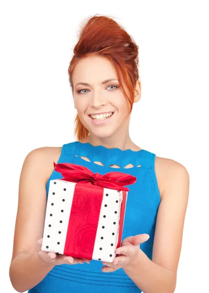 Ευτυχισμένος κορίτσι με το κιβώτιο δώρων — Φωτογραφία Αρχείου