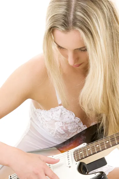 Gitarrenmädchen in weißen Dessous — Stockfoto
