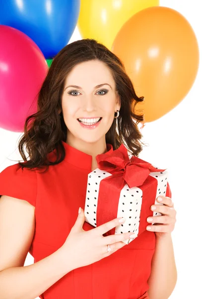 Mulher com caixa de presente e balões — Fotografia de Stock
