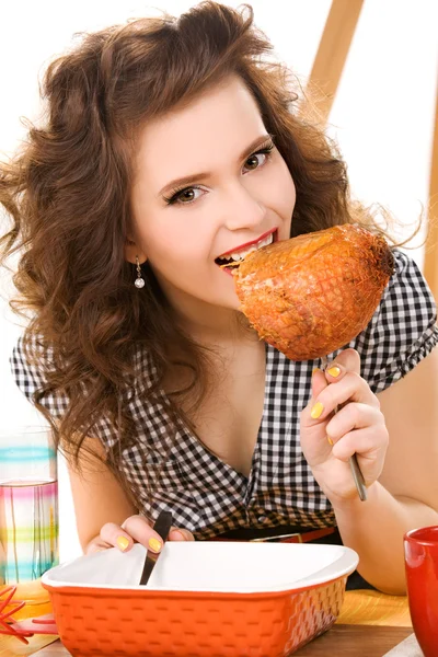 Young attractive woman in the kitchen — Stock Photo, Image