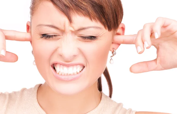 Olycklig kvinna med fingrarna i öronen — Stockfoto