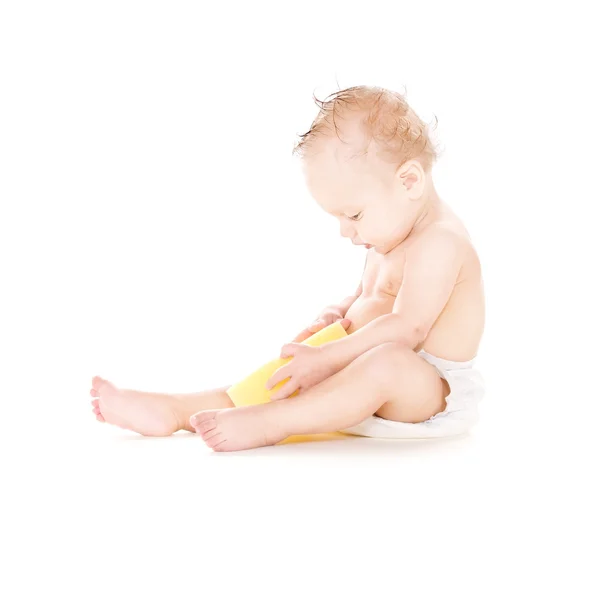 Niño con esponja — Foto de Stock