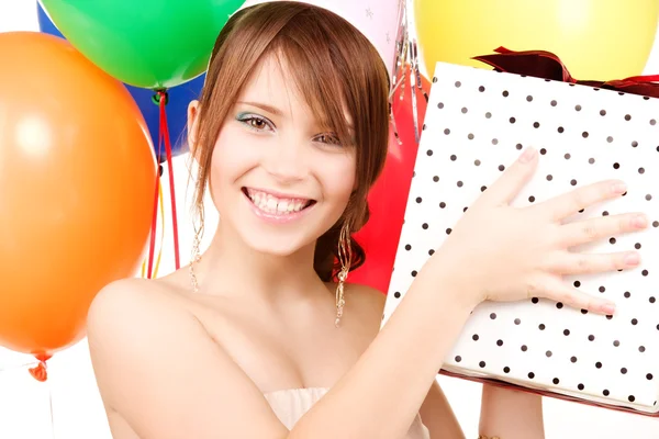 Chica de fiesta con globos y caja de regalo Imagen de stock