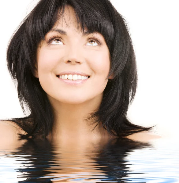 Glad kvinna som tittar i vatten — Stockfoto