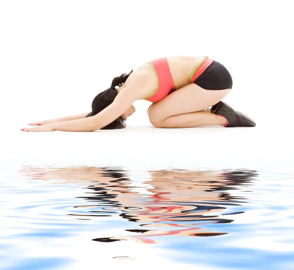 Donna che pratica ashtanga yoga postura — Foto Stock