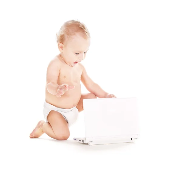 랩탑 컴퓨터를 가지고 기저귀를 차고 있는 사내 아기 — 스톡 사진