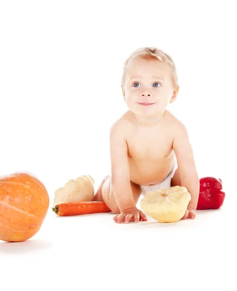 Babyjongen met groenten — Stockfoto