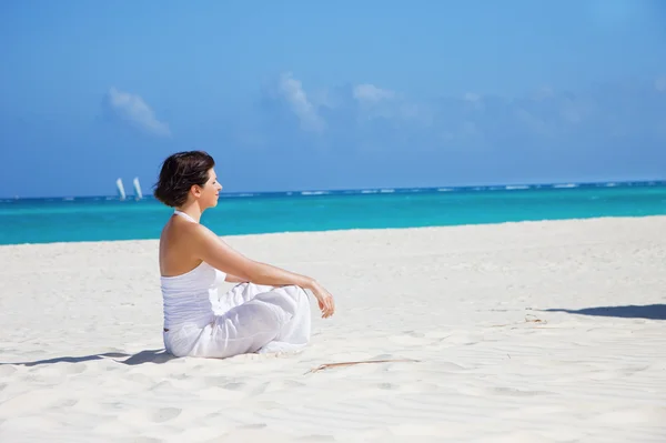 Медитація на пляжі — стокове фото