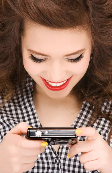 Щаслива дівчина-підліток з цифровою камерою — стокове фото