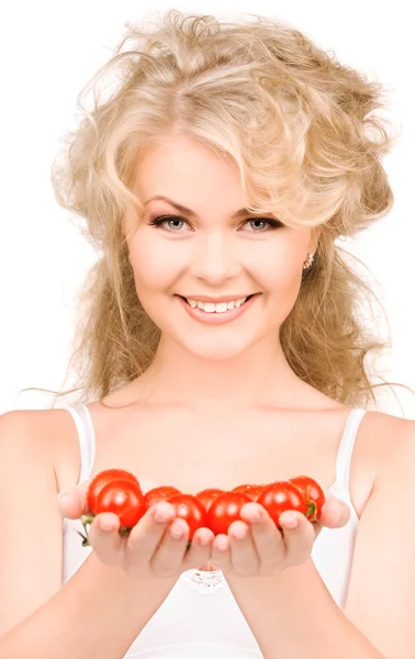 Młoda piękna kobieta z dojrzałych pomidorów — Zdjęcie stockowe