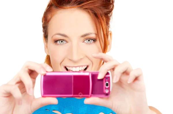 Mulher feliz usando câmera de telefone — Fotografia de Stock