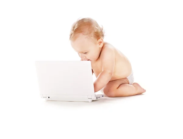 Mały chłopiec w pieluchy z laptopem — Zdjęcie stockowe