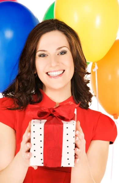 Mujer feliz con caja de regalo — Foto de Stock