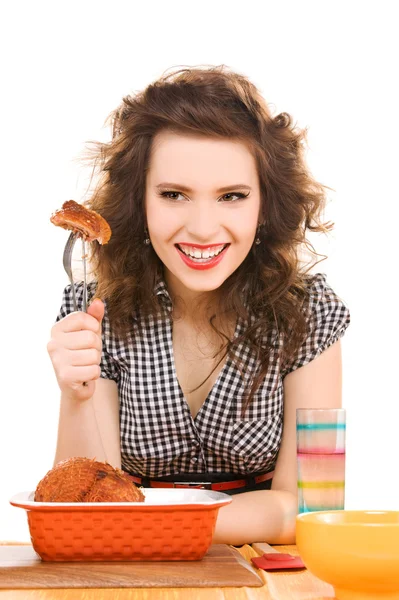 Jovem mulher atraente na cozinha — Fotografia de Stock