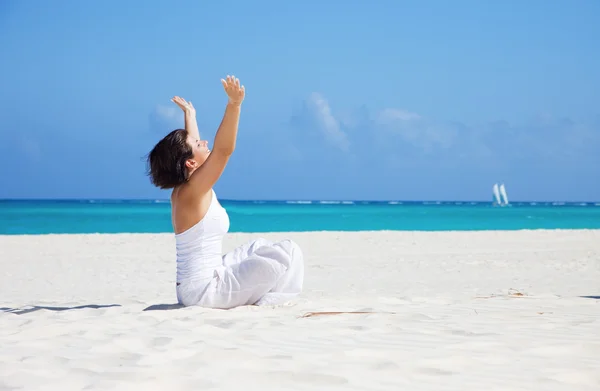 Meditace na pláži — Stock fotografie