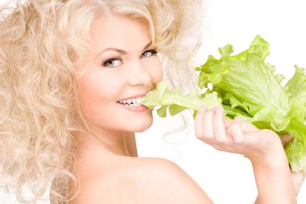 Mujer feliz con lechuga —  Fotos de Stock