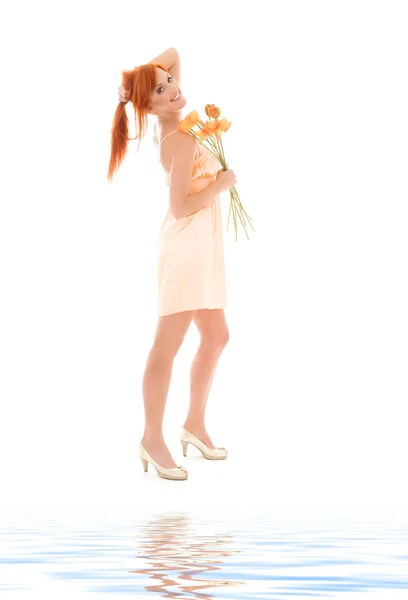Rotschopf mit Blumen — Stockfoto