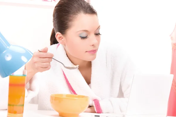 Comer mulher com computador portátil — Fotografia de Stock