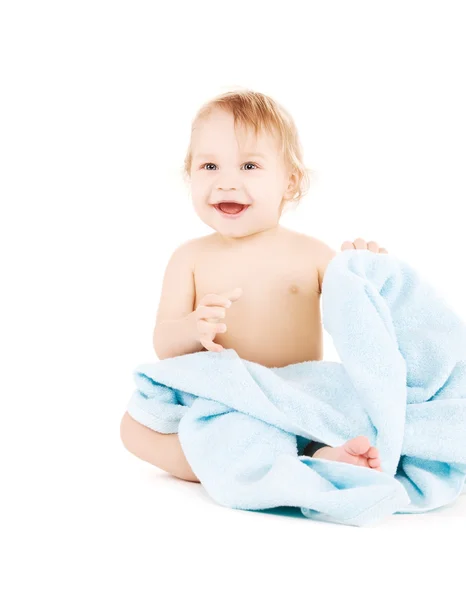 Baby met blauwe handdoek — Stockfoto