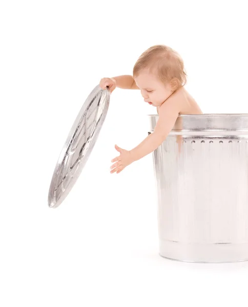 Bebê na lata de lixo — Fotografia de Stock