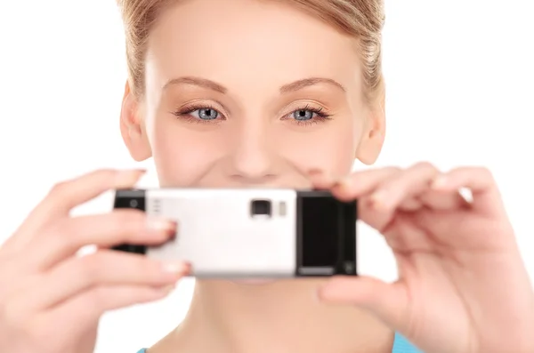 Donna felice utilizzando la fotocamera del telefono — Foto Stock