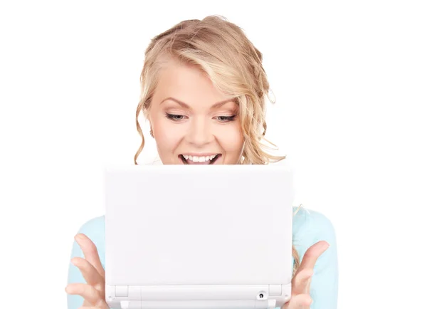 Femme heureuse avec ordinateur portable — Photo