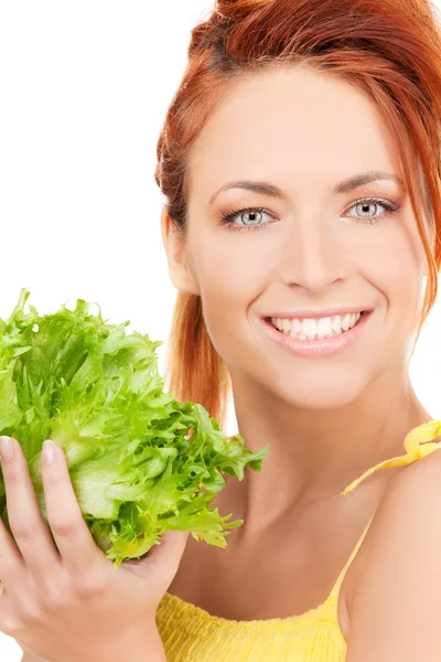 Счастливая женщина с салатом — стоковое фото