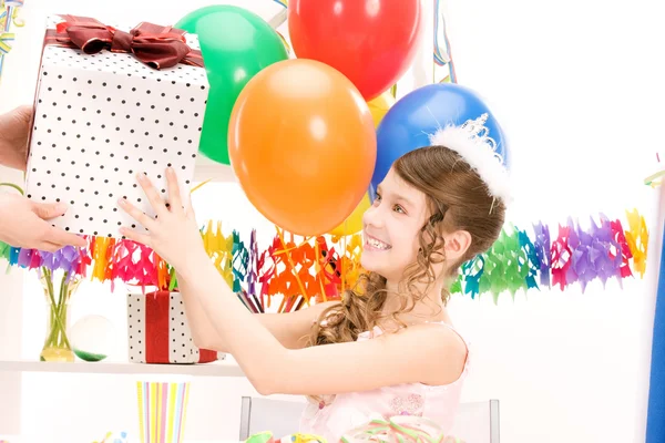 Nyårsfest girl med ballonger och presentförpackning — Stockfoto