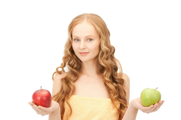 Ung vacker kvinna med gröna och röda äpplen — Stockfoto