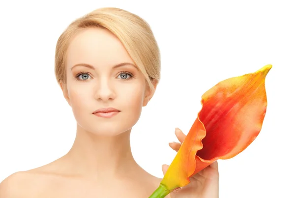 Mooie vrouw met calla bloem — Stockfoto