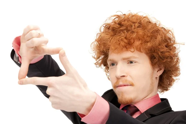 Yakışıklı adam parmaklarla bir çerçeve oluşturma — Stok fotoğraf