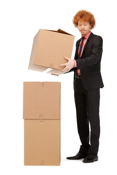 Attraktiva affärsman med stora lådor — Stockfoto
