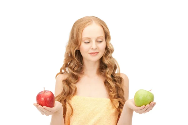 Mujer hermosa joven con manzanas verdes y rojas — Foto de Stock