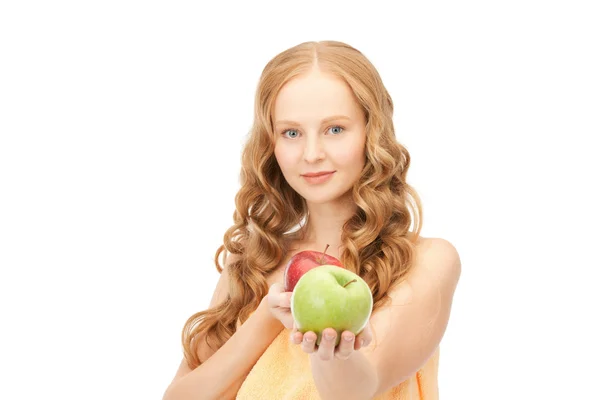 Молодая красивая женщина с зелеными и красными яблоками — стоковое фото