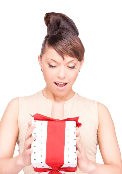 Gelukkige vrouw met geschenkdoos — Stockfoto