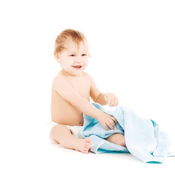 파란 수건으로 아기 — 스톡 사진